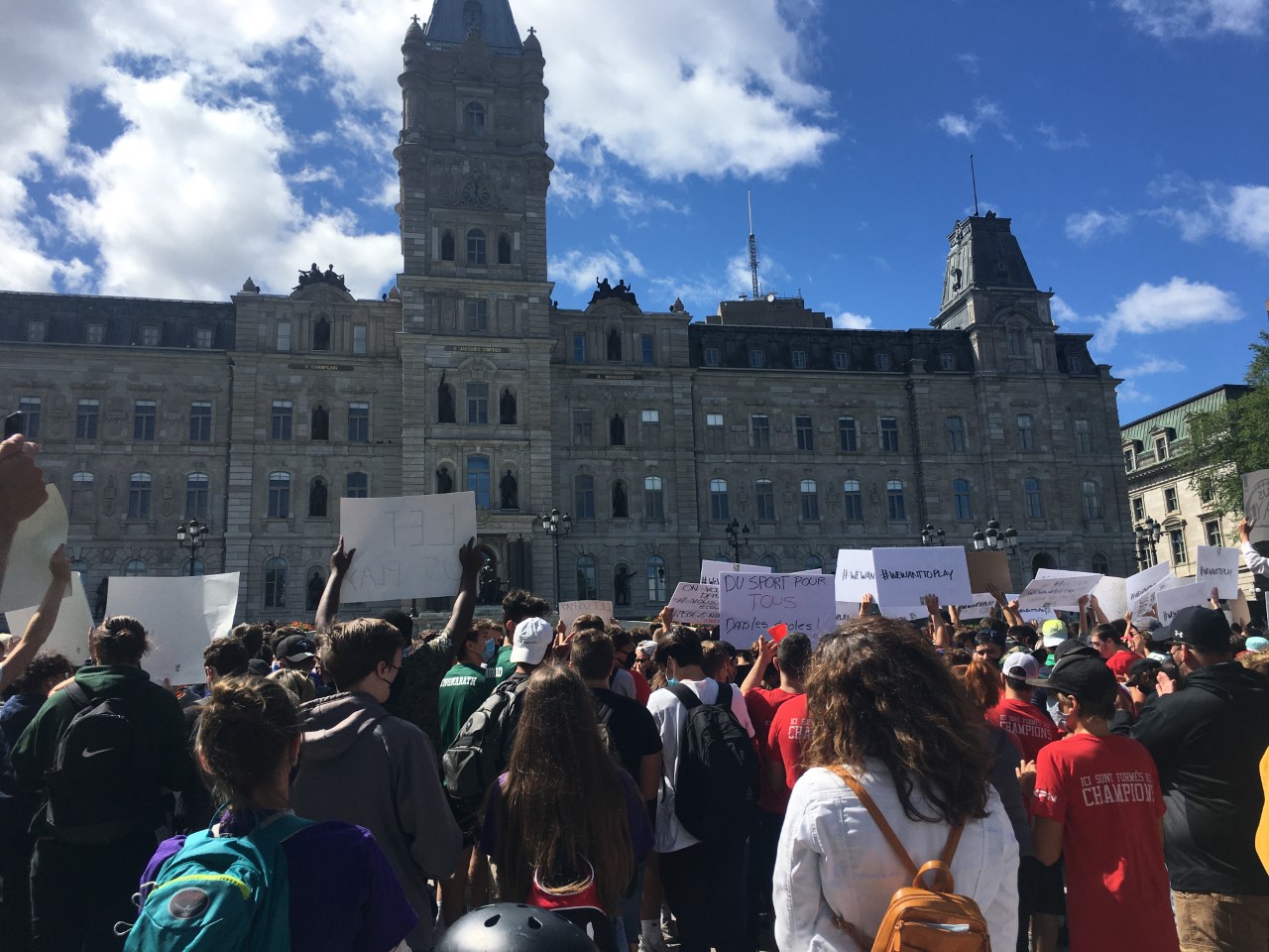 Plusieurs manifestants se rassemblent devant l’Assemblée Nationale, à Québec