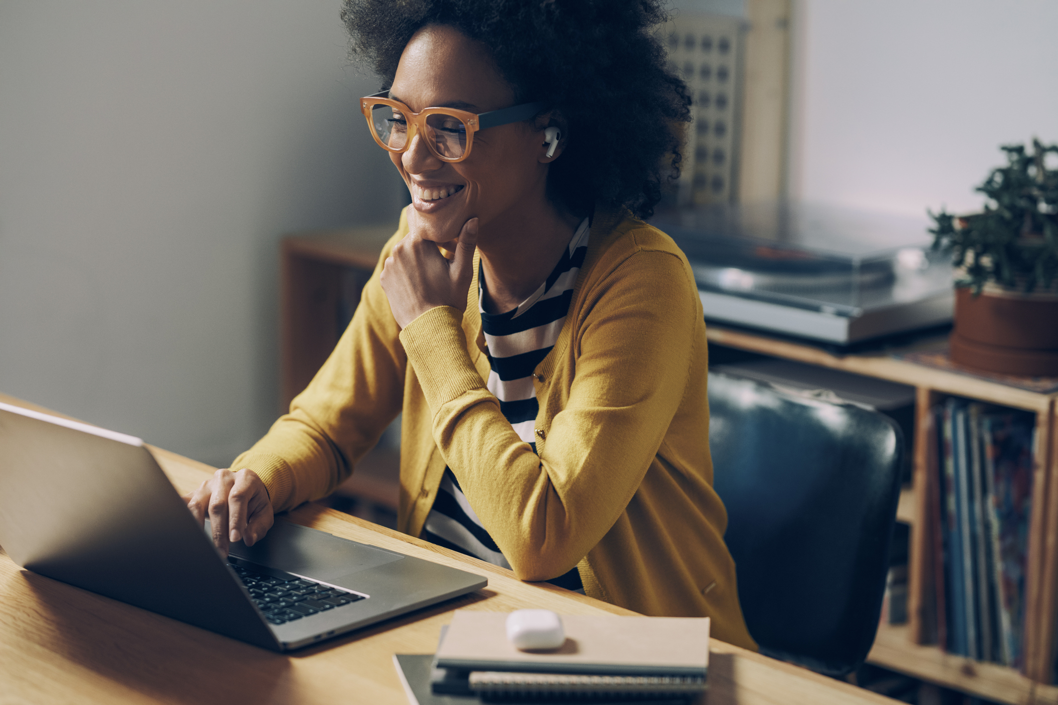 Une femme travail de chez elle
