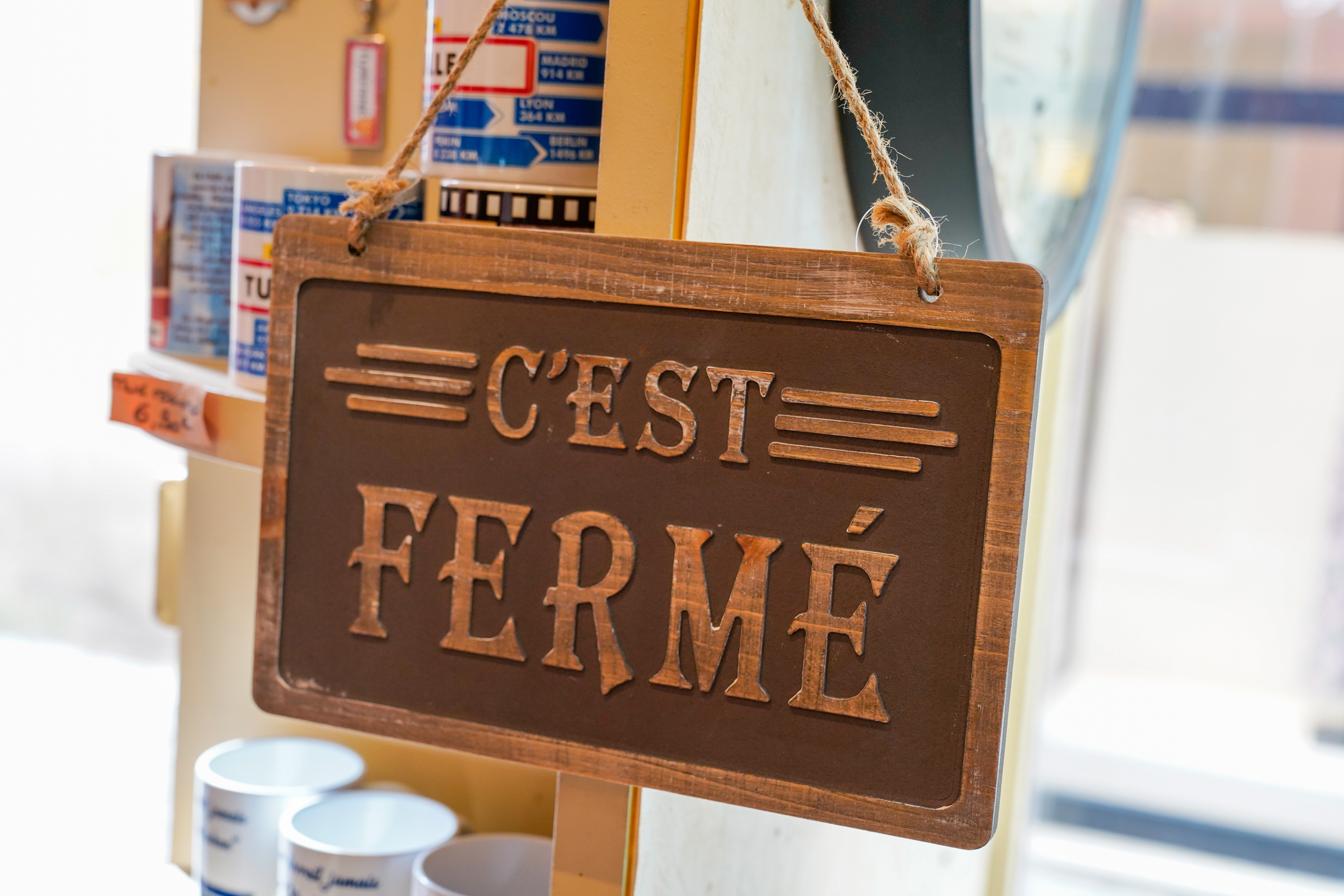 Une enseigne indique «c’est fermé»