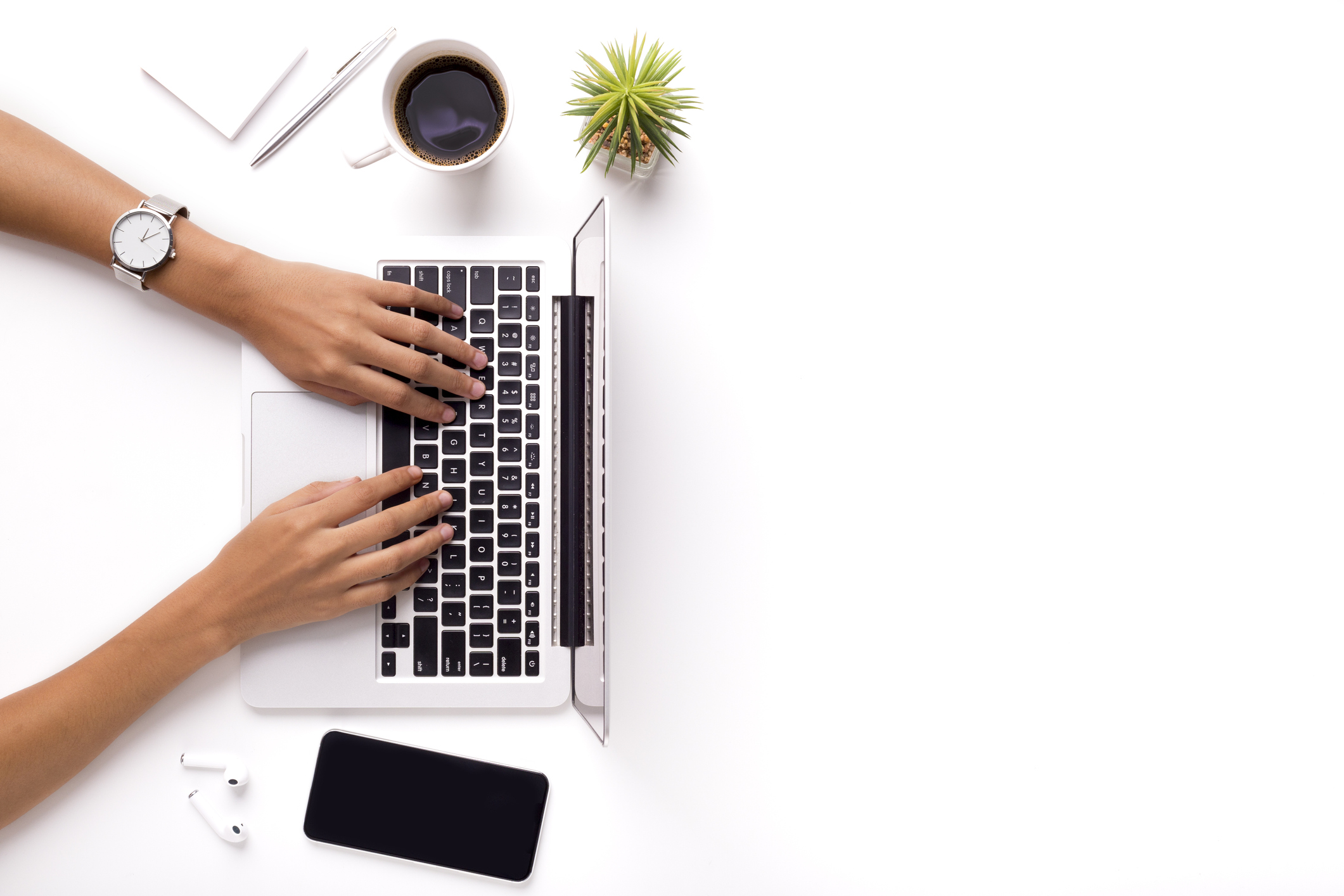 Une personne travaille sur son ordinateur portable