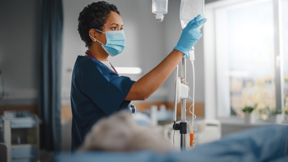 Une infirmière assiste un patient à l’hôpital.