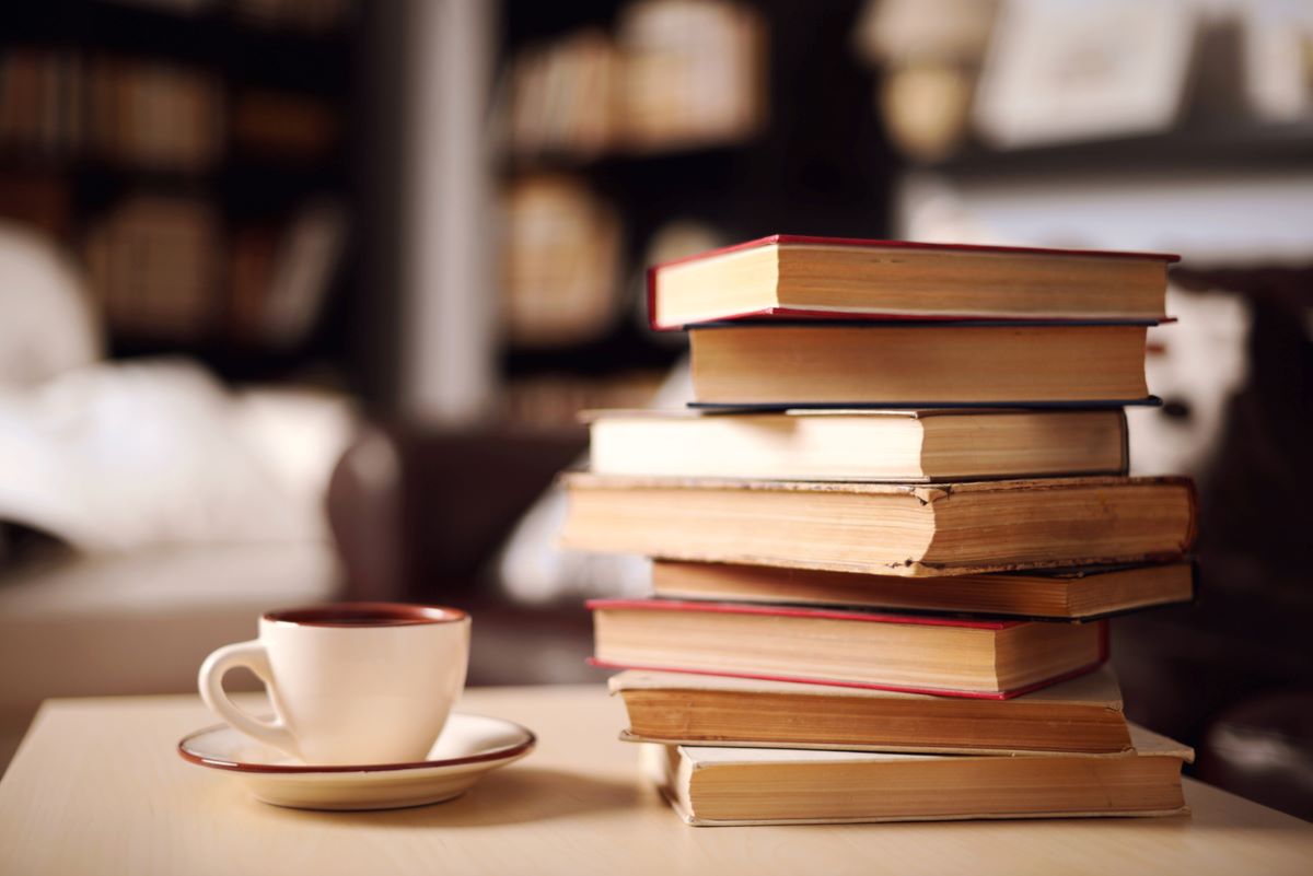 Une collection de livres sur une table