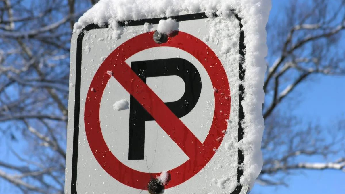 Une enseigne de stationnement interdit