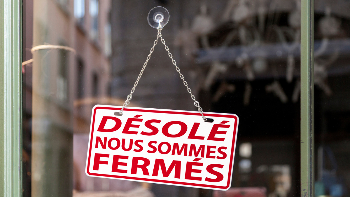 Une enseigne d’un magasin fermé