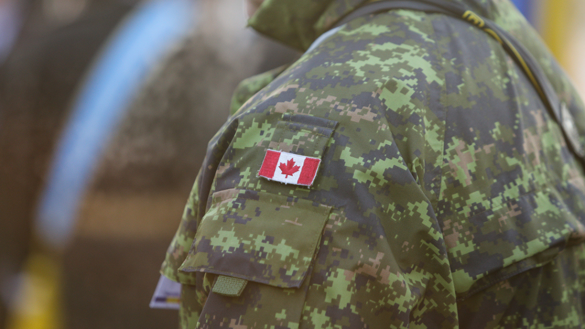 Un membre des Forces Armées Canadiennes