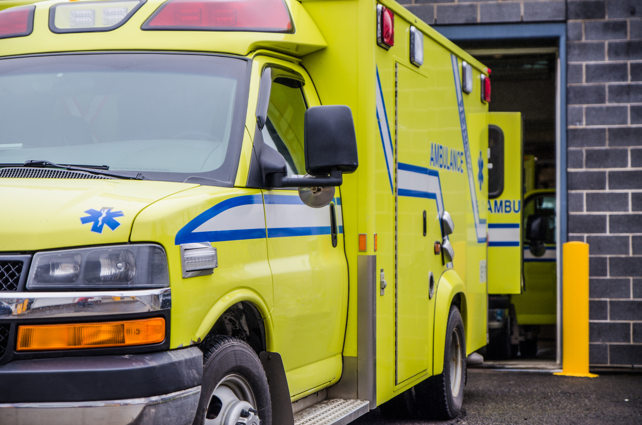 Une ambulance prend la route