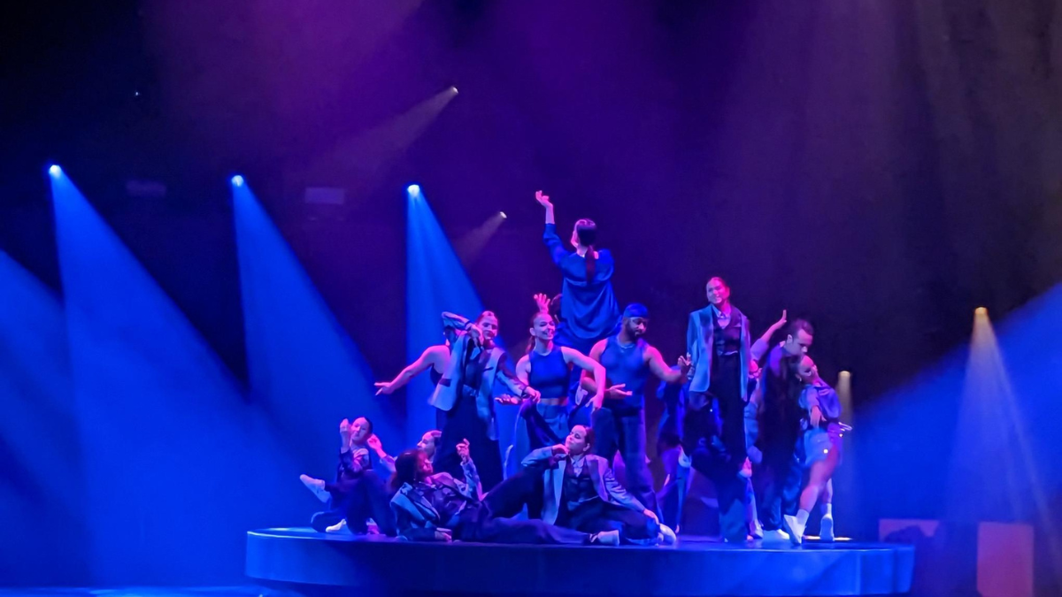 Un groupe de théâtre sur scène