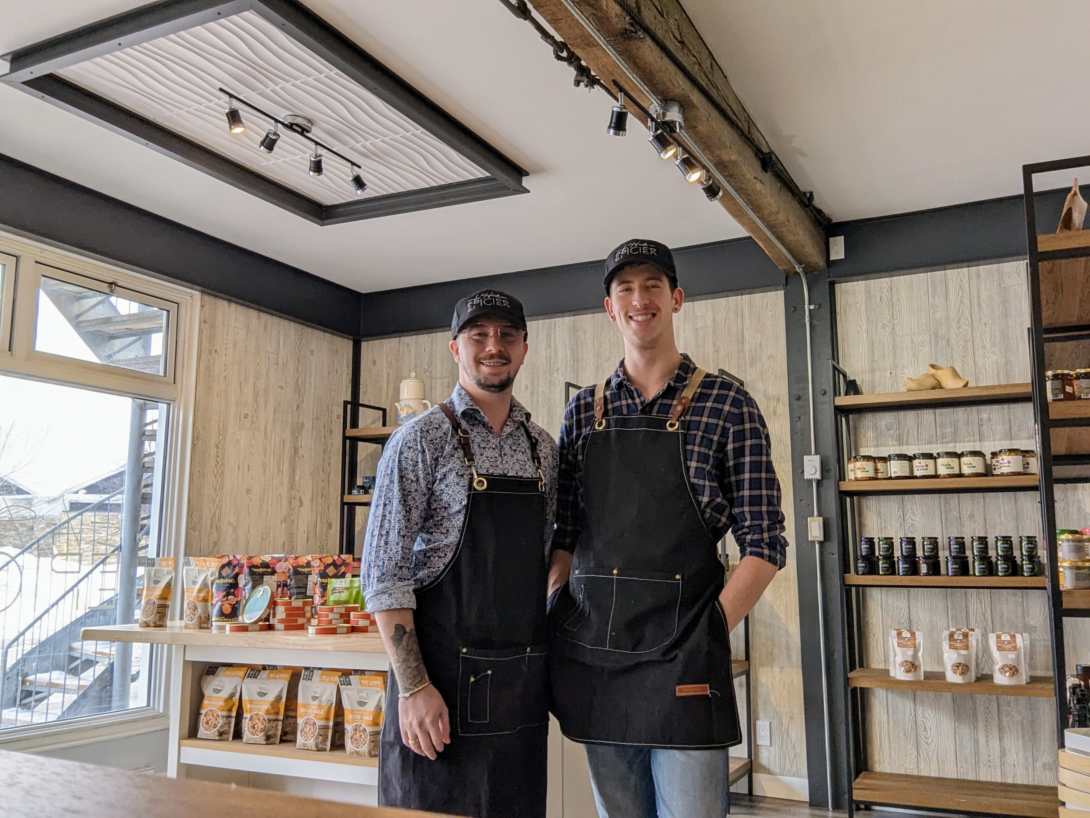Claude Laferrière et son conjoint Vincent Lévy-Hamel viennent d'ouvrir leur commerce d'alimentation locale.