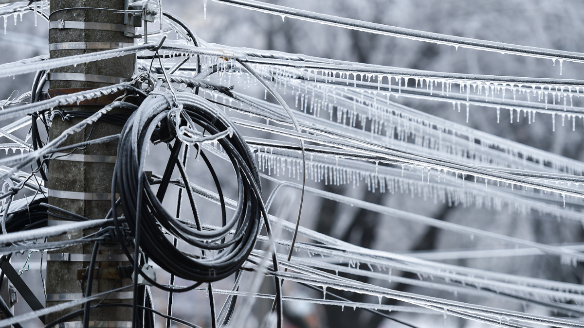 Une installation électrique est couverte de glace.