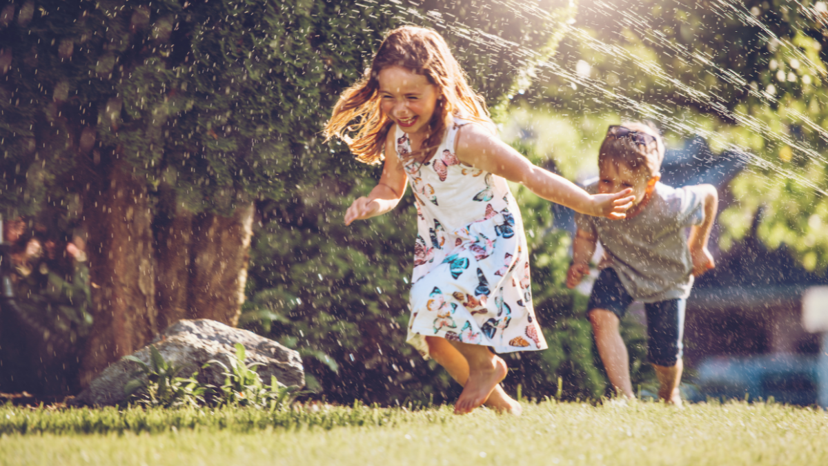 Des enfants profitent de l’été