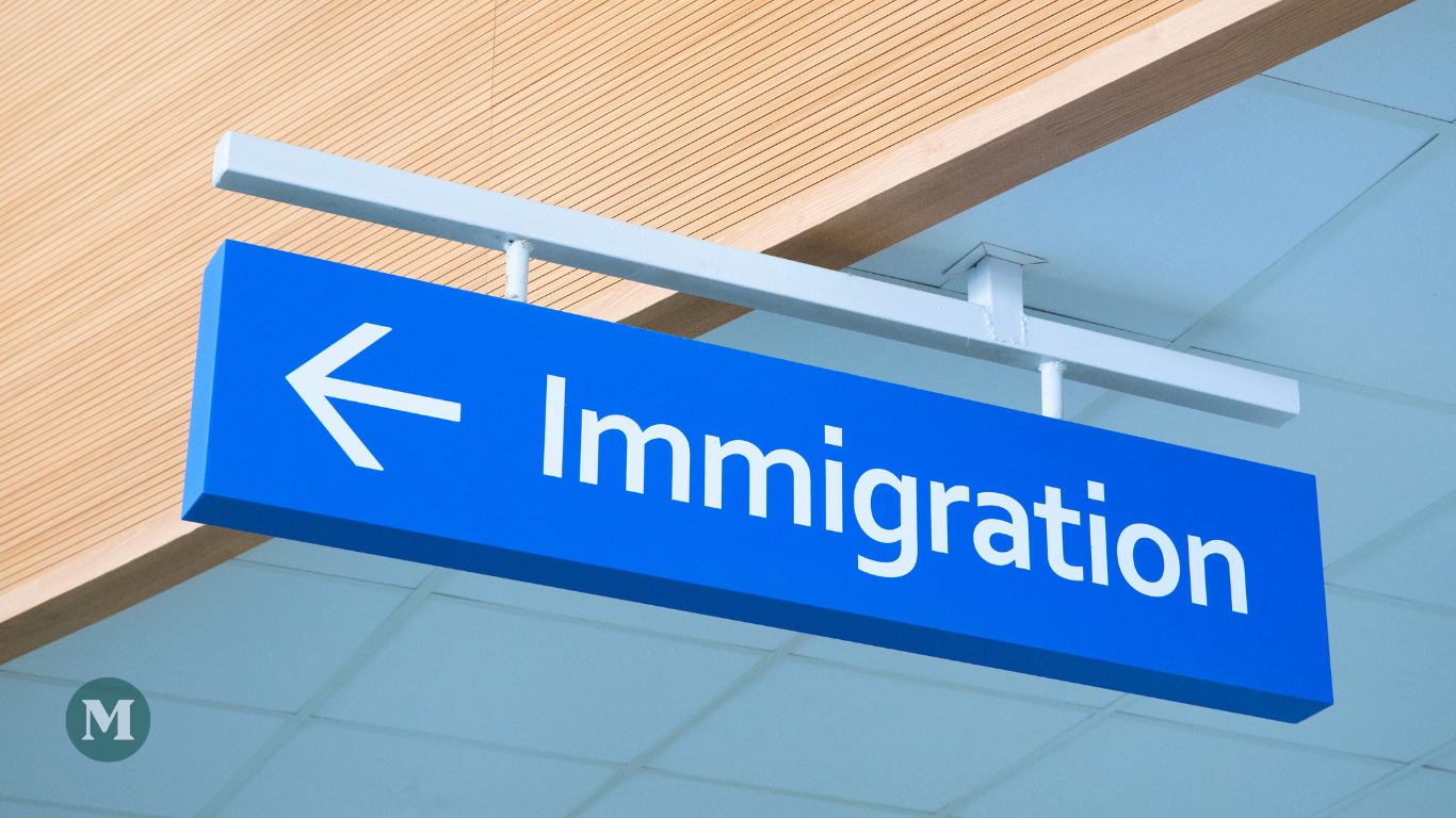 Une affiche indiquant les bureaux de l'immigration